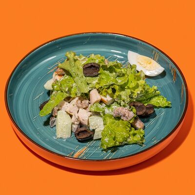 Салат с копченой курицей в Kiss по цене 165