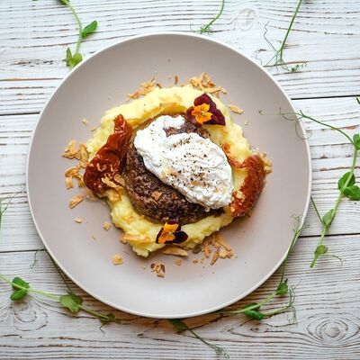 Бифштекс с яйцом пашот в КРЫЛЬЯ ПАБ по цене 890 ₽