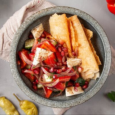 Аль Фатуш из свежих овощей с сумахом и козьим сыром в Куркума по цене 590 ₽