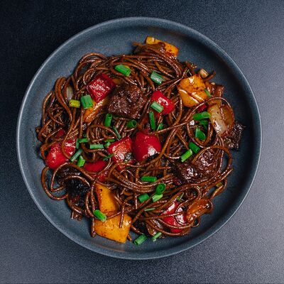 Гречневая лапша с говядиной и овощами в Бау азия по цене 730 ₽