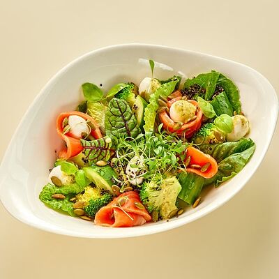 Салат с форельюи брокколи в Регано по цене 970 ₽