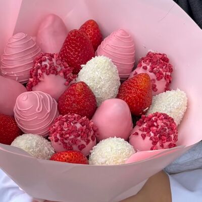 Букет клубника в шоколаде #1115 в Con Amore по цене 3490 ₽