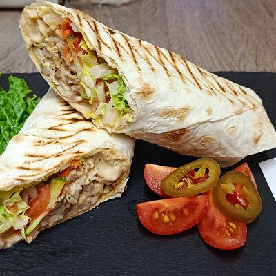 Шаурма с курицей маленькая в Жарко вкусно по цене 340 ₽