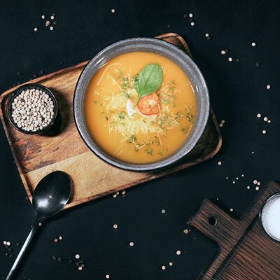 Тыквенный крем-суп с креветкой в Жарим мясо по цене 590 ₽