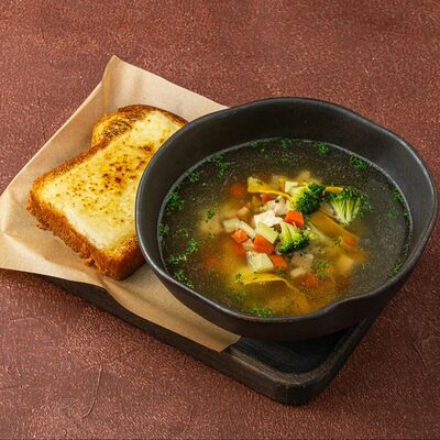 Куриный суп с тальятелле, картофельными клёцками и брокколив Гастробар Дружба по цене 550 ₽