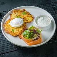 Картофельные драники с лососем и яйцом пашот в Nella Foresta