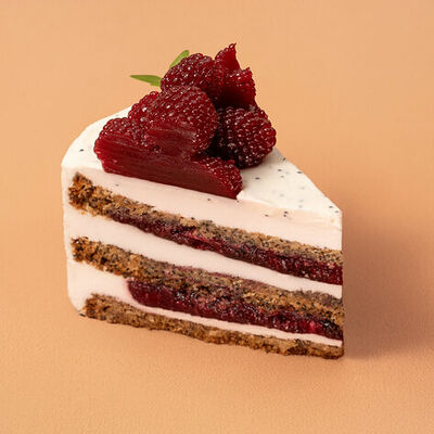 Торт Маковый с ягодой порция в Кулинария Патрик & Мари по цене 326 ₽