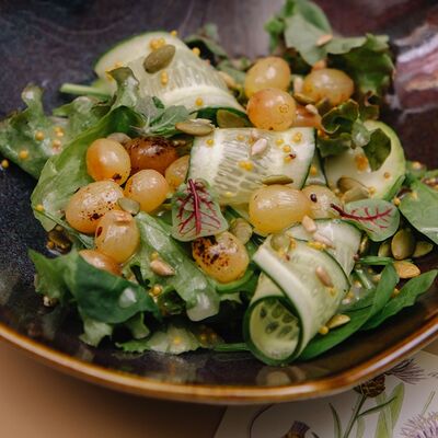 Салат зелёный с печёным виноградомв Ойкумена по цене 525 ₽