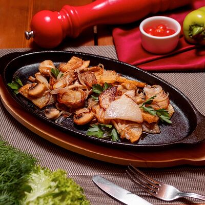 Картофель с грибами по-домашнему в Золотая прага по цене 485 ₽