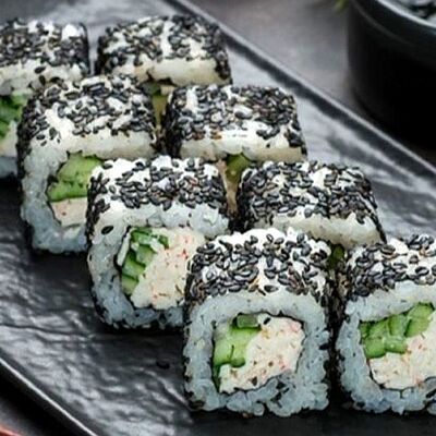 Ролл Калифорния с кунжутом в Fish Roll по цене 1380 ₽