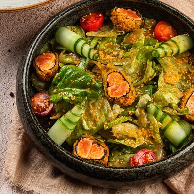 Зеленый салат с лососем в Омар Хайям Европа и Азия по цене 760 ₽