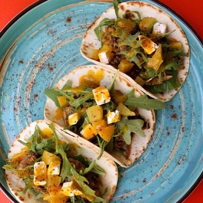 Тако со свининой, персиком и сыром фета в Mexo Food Bar по цене 590 ₽