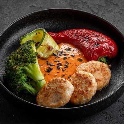 Рыбные котлеты с овощами гриль и соусом из молодых томатов в Вода & Еда по цене 1112 ₽