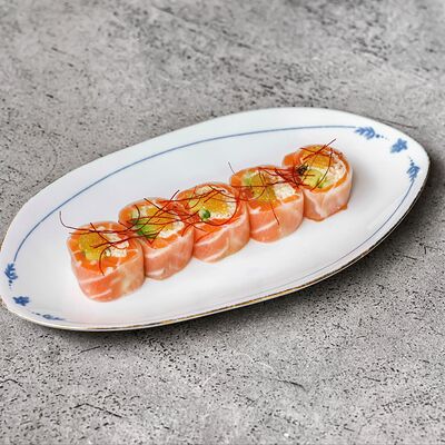 Сашими-ролл с лососем и крабом в Tokyo Sushi по цене 1950 ₽