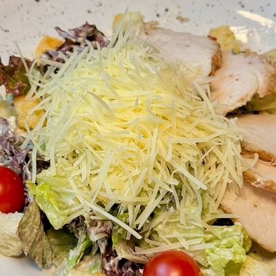 Салат Цезарь с куриной грудкой в Shelestoff по цене 500 ₽