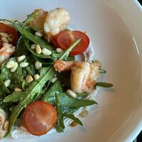 Салат с креветками, сливочным сыром и соусом песто в More More