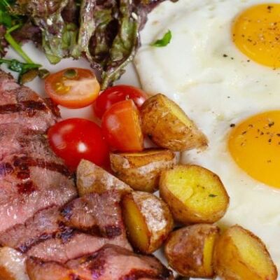 Стейк завтрак с мраморным мясом, глазуньей, картофелем и хлебом в Nafa Grill по цене 790 ₽