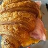 Круассан с ветчиной и сыром в Coffee Peaks по цене 660