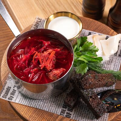 Борщ с мясом говяжьего ребра и ржаными гренками в Just Residence по цене 950 ₽