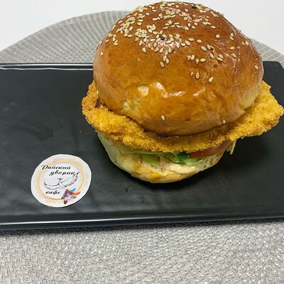 Бургер с хрустящим куриным филе в Райский дворик по цене 500 ₽