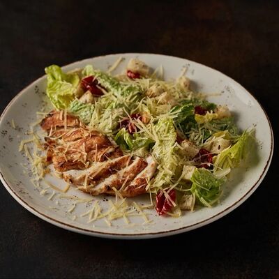 Салат Цезарь классический в MeatBarrique по цене 960 ₽