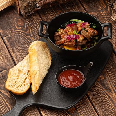 Крафт салат с домашними колбаскамив Паб 357 по цене 455 ₽