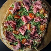 Римская пицца Ростбиф-руккола в Grizzly pizza