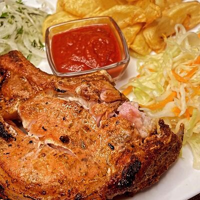 Свиная корейка на кости с гарниром в Welcome по цене 640 ₽