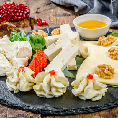 Ассорти кавказских сыров в Роял Палас по цене 890 ₽