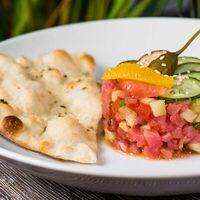 Тартар из тунца с огурцом и кунжутным соусом в Villa Pasta