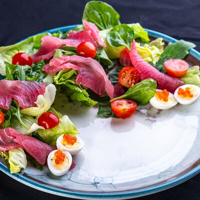 Авторский салат с подкопченным тунцом и трюфельным соусом в В теме вкуса по цене 797 ₽