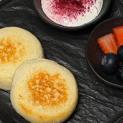 Сырники из деревенского творога со сметаной и клубникой в Ресторан Строгов по цене 560 ₽