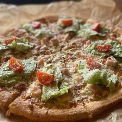 Пицца цезарь с курицей и пармезаномв Чили Gurman Сlub по цене 680 ₽