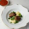 Котлетки из куриного бедра с картофельным пюре и томатным соусом в Лобби бар по цене 450
