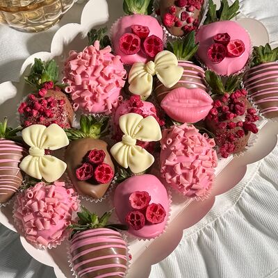 Клубника в шоколаде коробочка 15 ягод Бантики в Bloom House по цене 2990 ₽