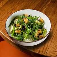 Зеленый салат с баклажанами в iL Патио