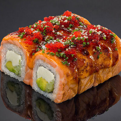 Запеченный ролл с лососем в Bluefin по цене 2080 ₽