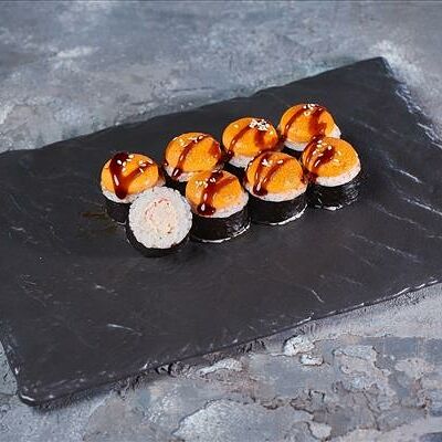 Запеченный ролл маки спайси-краб в Между палок по цене 259 ₽