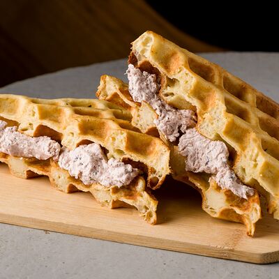 Сытные вафли бельгийские с тунцом с сливочном соусе в BEATS BREW по цене 1170 ₽