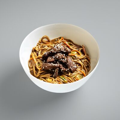 Соба с говядиной в устричном соусев Про 100 суши по цене 750 ₽