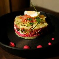 Бразильский слоеный салат с тунцом в Cubby Bar