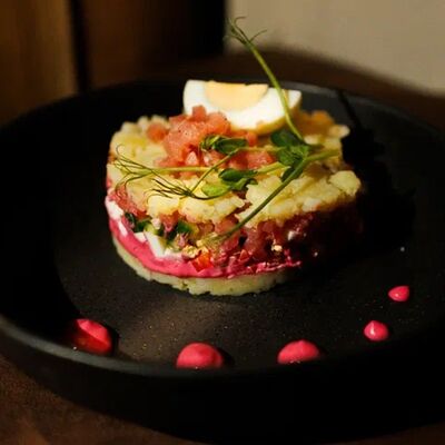 Бразильский слоеный салат с тунцом в Cubby Bar по цене 380 ₽