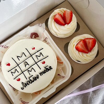 Бенто-торт Мам, люблю тебя и два капкейка в Kulakovabakery по цене 2690 ₽