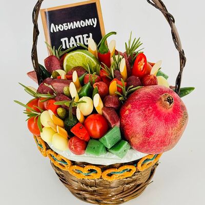 Закуска в корзинке халяль для любимого папы в Дарите красиво по цене 5500 ₽
