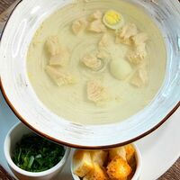 Куриный бульон с гренками и перепелиным яйцом в Ринго Белз