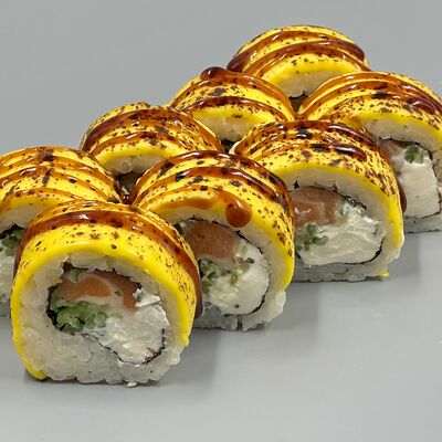 Сырный опалённый ролл с лососем в Avokado sushibar по цене 720 ₽