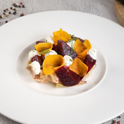 Салат с запеченной свеклой в Bon Bon по цене 390 ₽