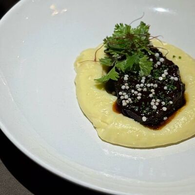 Говяжьи щечки с соусом гальби и пюрев Anyway bar & kitchen по цене 1080 ₽