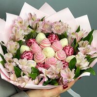 Букет из клубники в шоколаде и розовой альстромерии Cuty в Florish