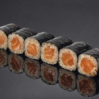 Ролл с лососем в Bluefin по цене 920 ₽